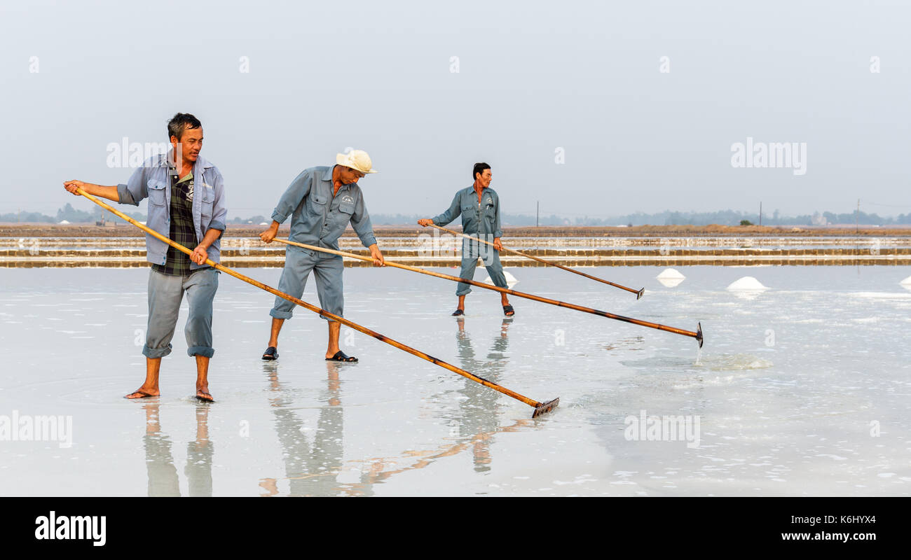Nha Trang, vietnam - 4/12/2016: lavoratori della hon khoi campi di sale in Nha Trang, Vietnam. Foto Stock