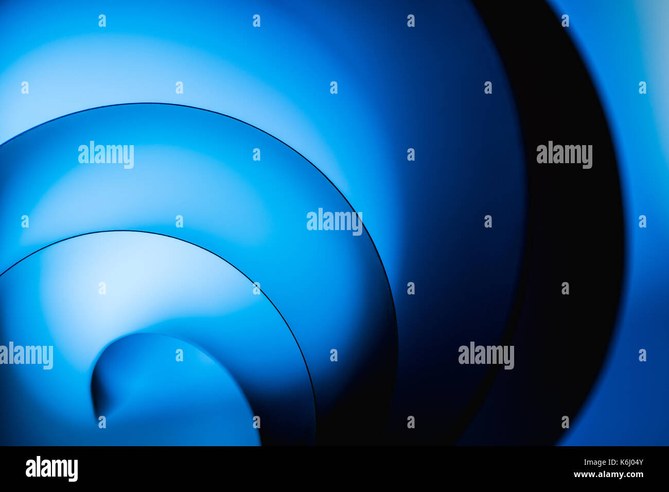 L'arte astratta di colorati, sfocatura dello sfondo blu ed evidenziare la linea. La sfumatura del colore della curva è bassa illuminazione chiave abstract sfondo. Foto Stock