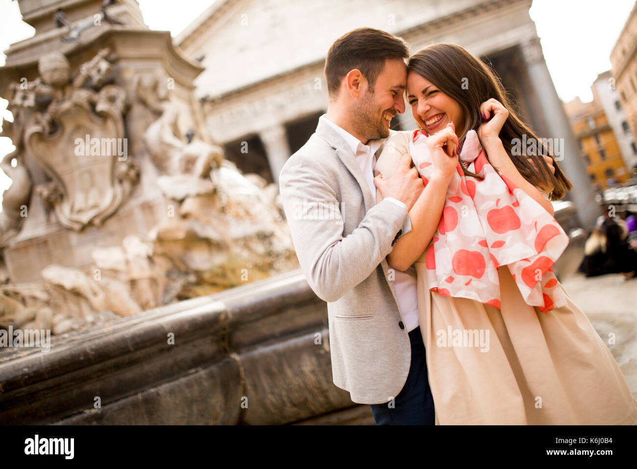 Felice coppia amorevole, l uomo e la donna che viaggia su vacanze in Roma, Italia Foto Stock