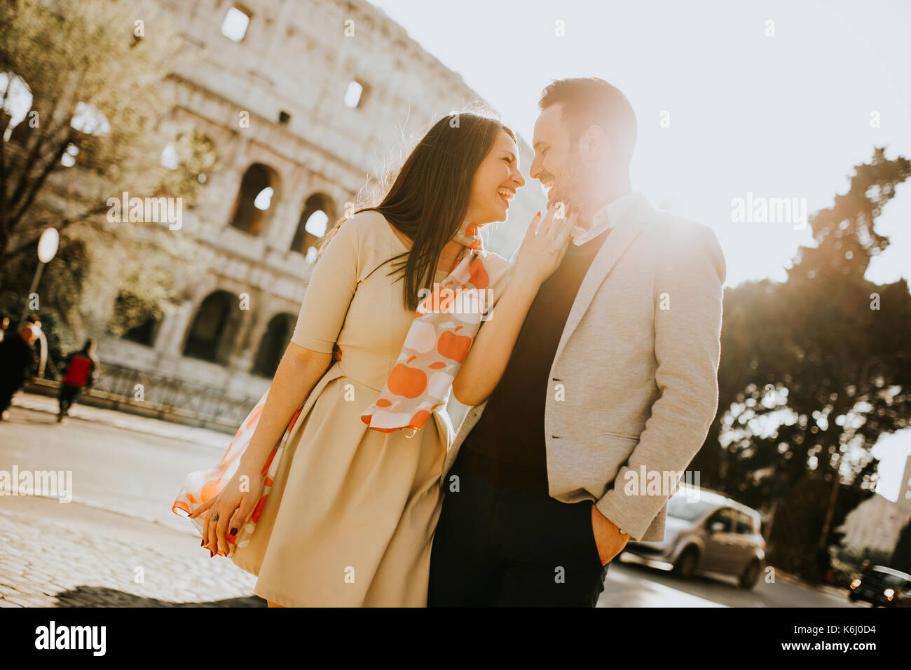 Amare giovane italiano visita i luoghi famosi Colosseo a Roma, Italia Foto Stock