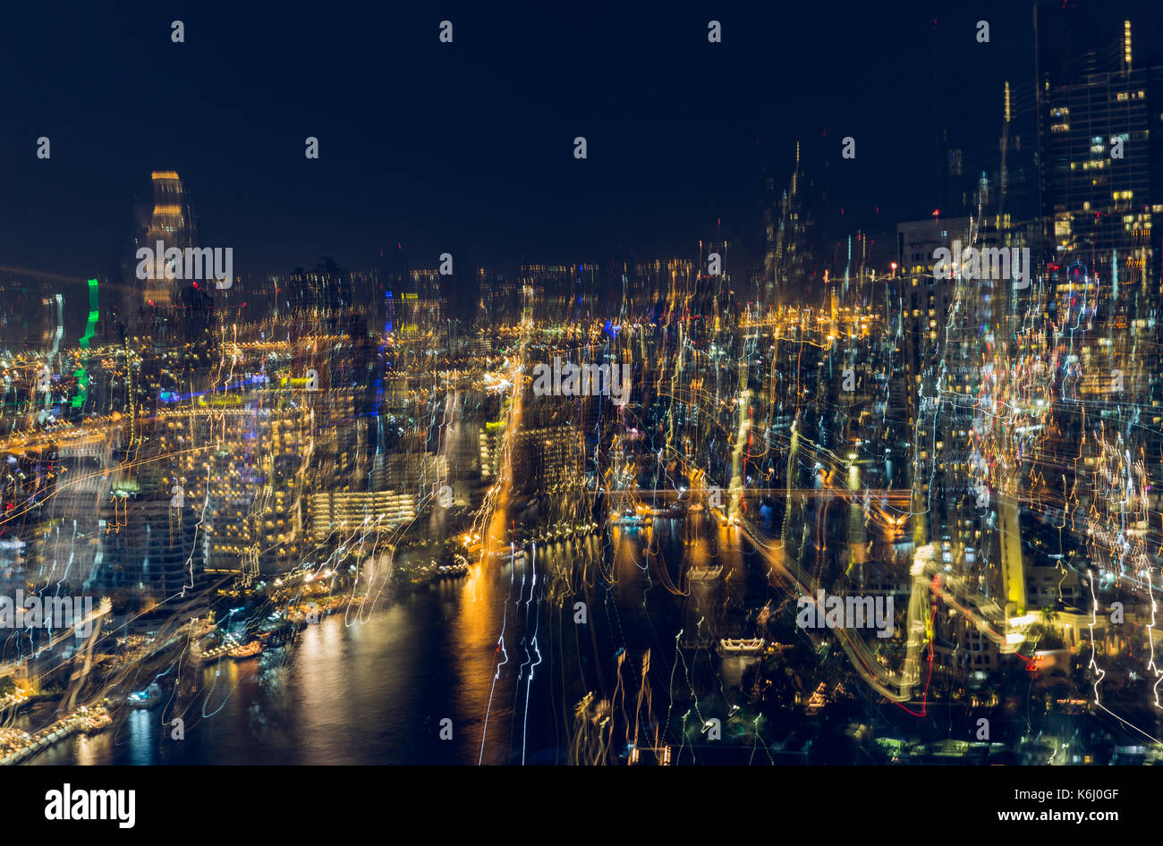 Sfondo astratto, cityscape blur sullo sfondo prendere una lunga esposizione e spostare la telecamera esegue lo zoom indietro per visualizzare il movimento della linea astratta di illuminazione Foto Stock