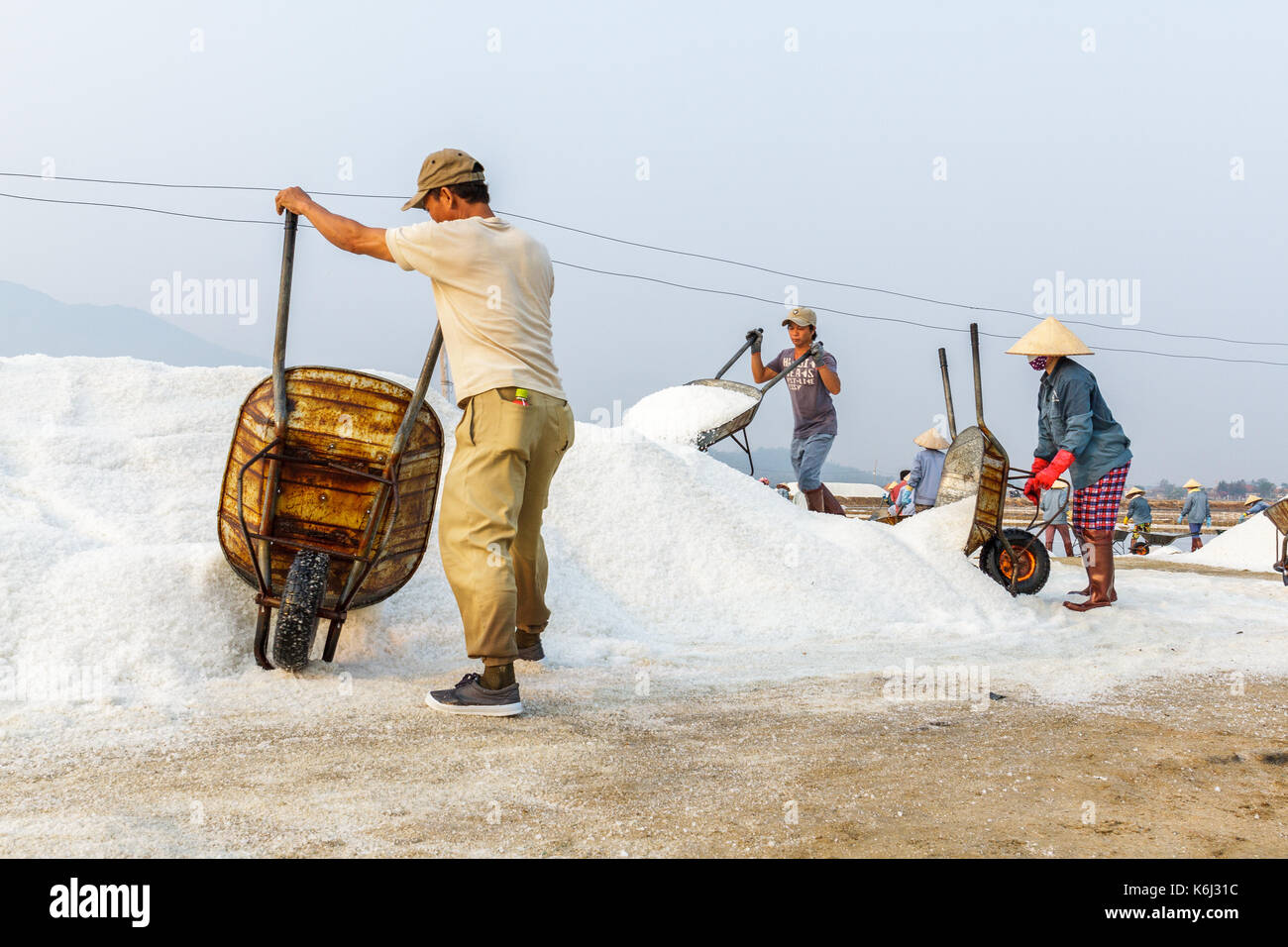 Nha Trang, vietnam - 4/12/2016: lavoratori sale dump a hon khoi campi di sale in Nha Trang, Vietnam. Foto Stock