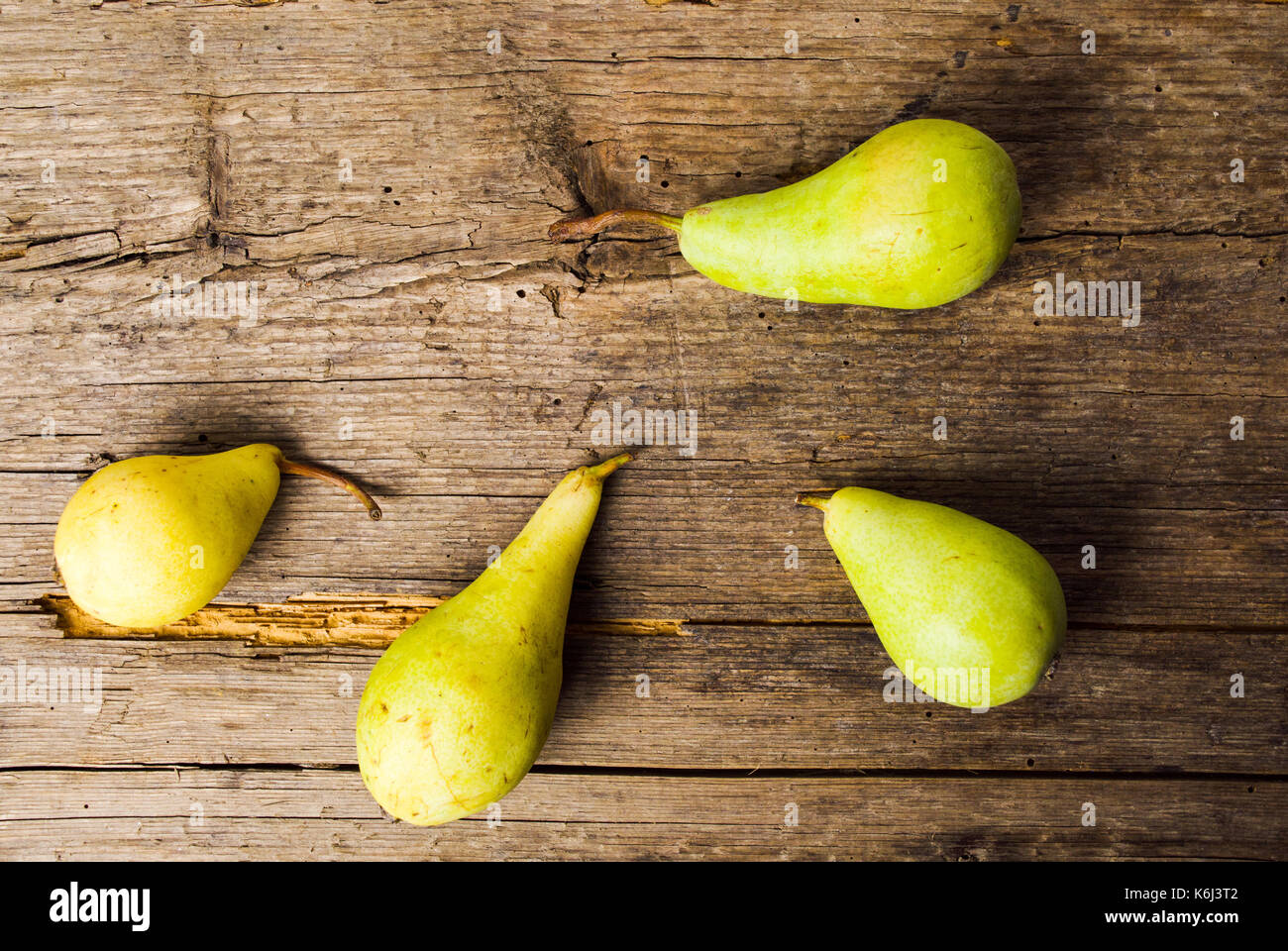 Pere verde su un rustico sfondo di legno Foto Stock