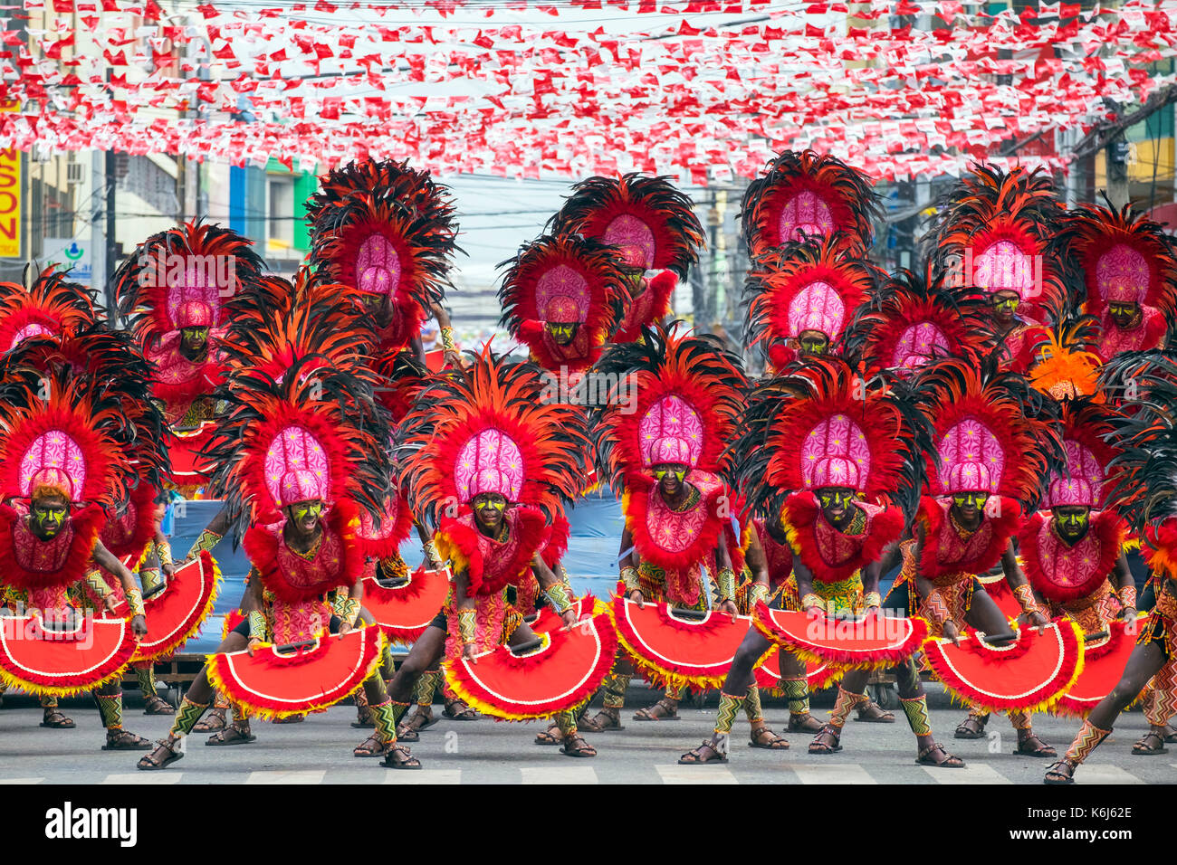 Ati warriors effettuando in corrispondenza di dinagyang festival, iloilo, Filippine Foto Stock