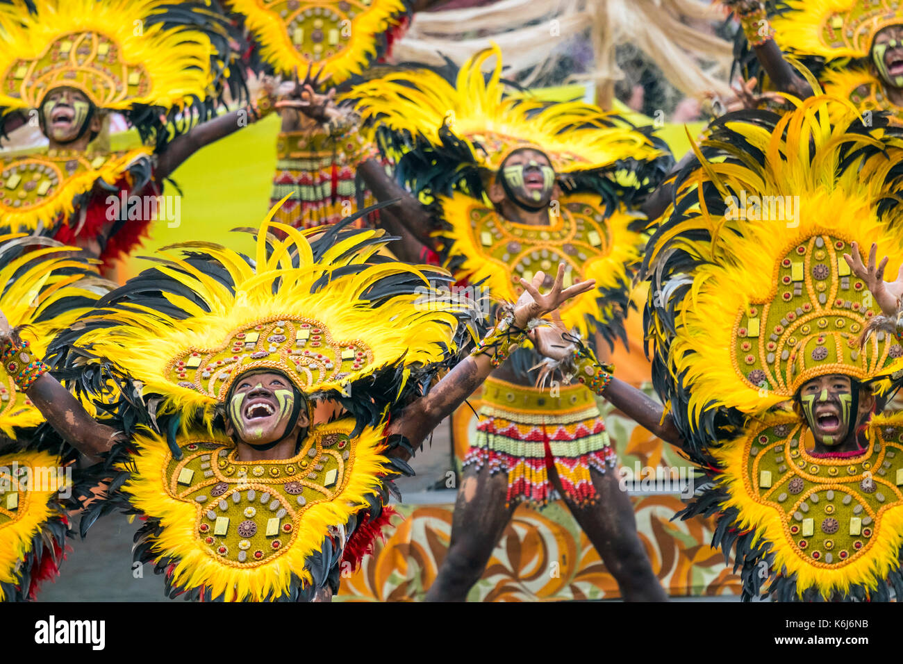 Ati warriors effettuando in corrispondenza di dinagyang festival, iloilo, Filippine Foto Stock