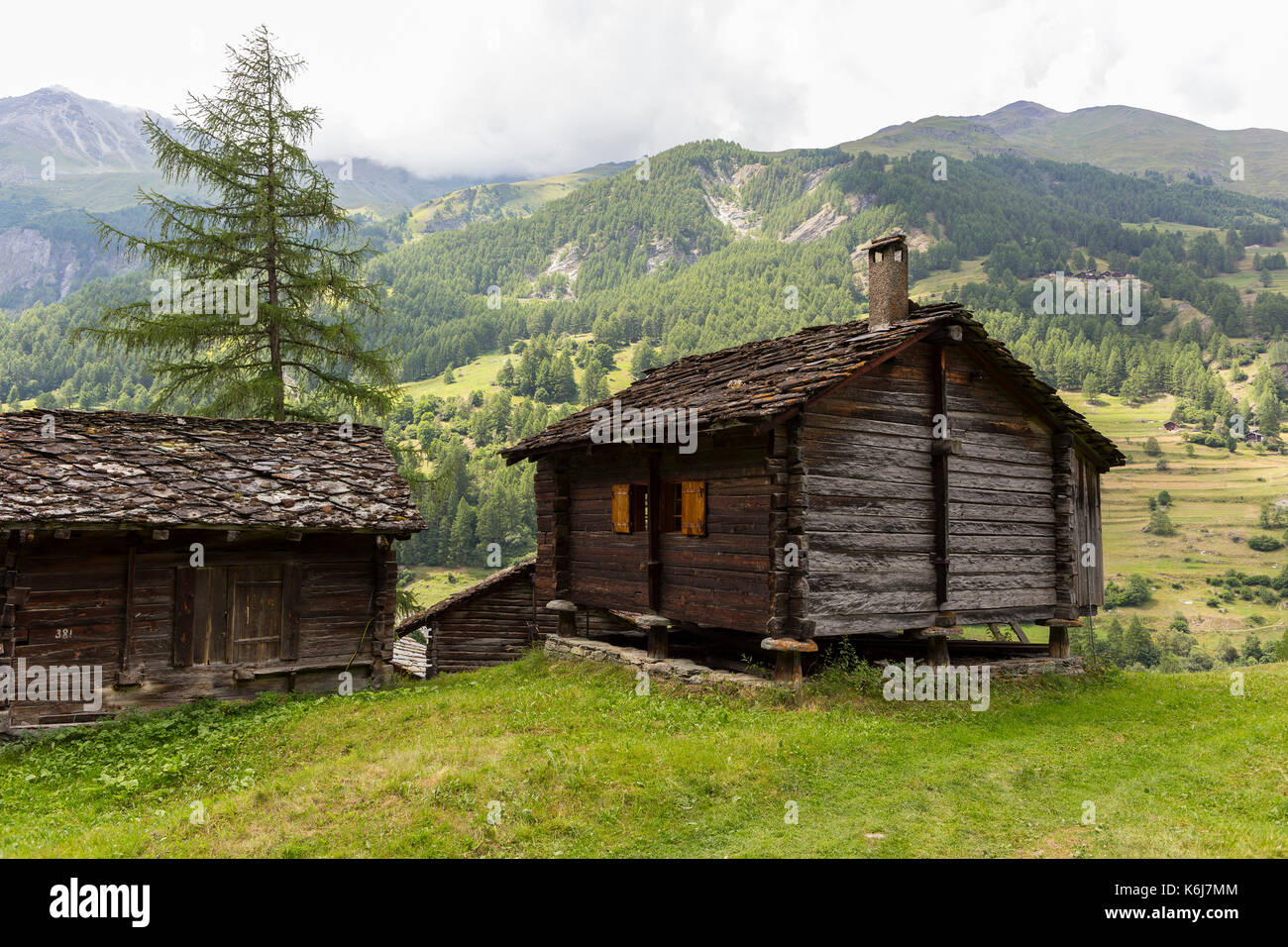 Les hauderes, Svizzera - cabina tradizionale alpi Pennine. Foto Stock