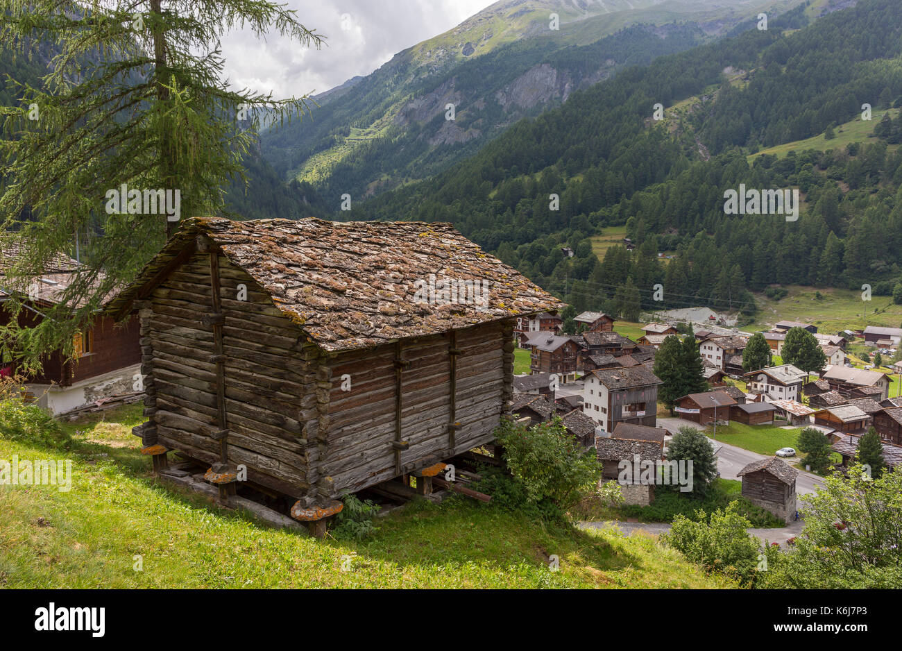 Les hauderes, Svizzera - cabina tradizionale alpi Pennine. Foto Stock