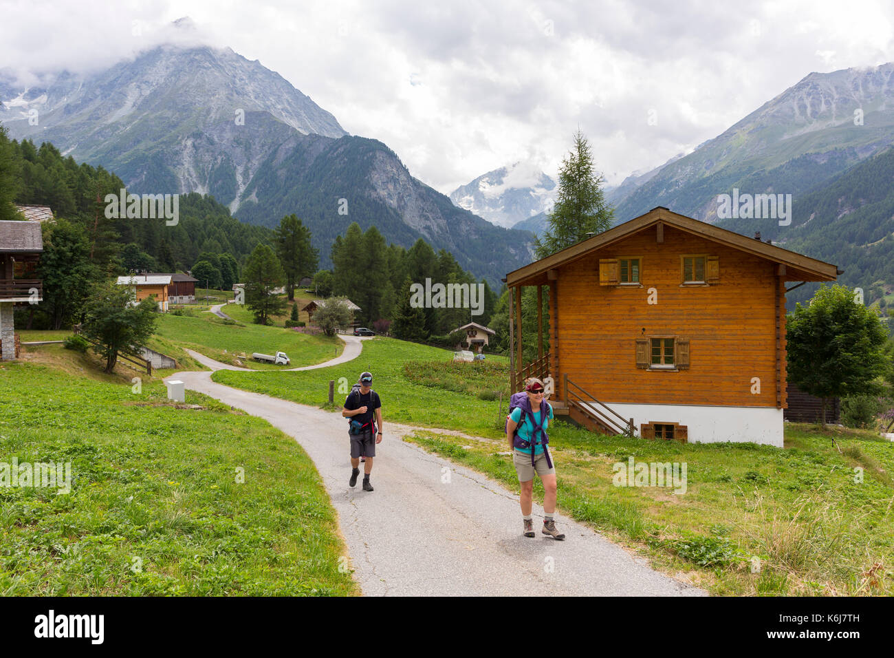 La salvia, Svizzera - escursionisti sulla strada nel villaggio svizzero di la salvia, nelle alpi Pennine. Foto Stock