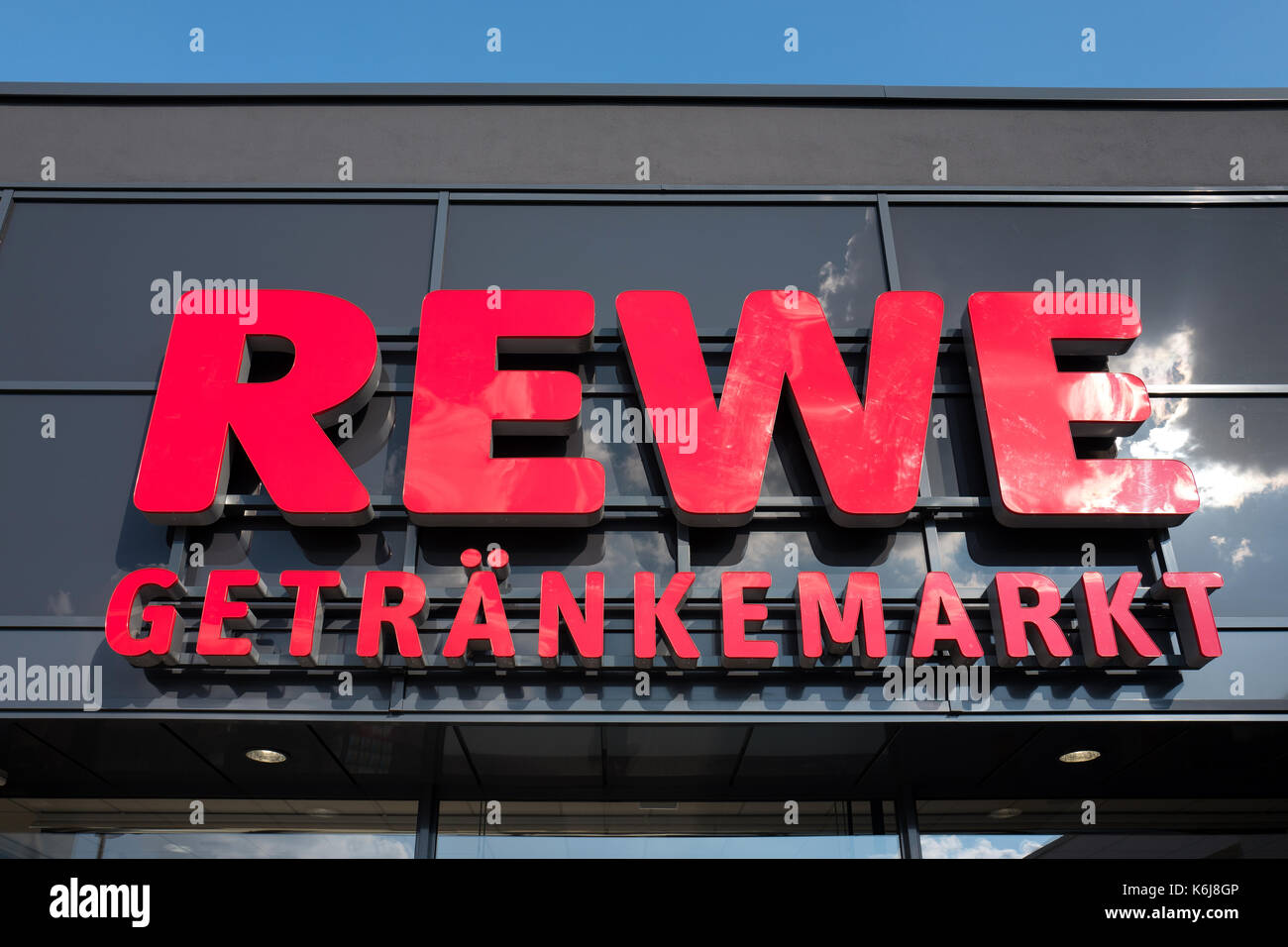 Segno a rewe bevanda store. rewe è una grande catena di supermercati in Germania e in parte della colonia-basato gruppo Rewe. Foto Stock