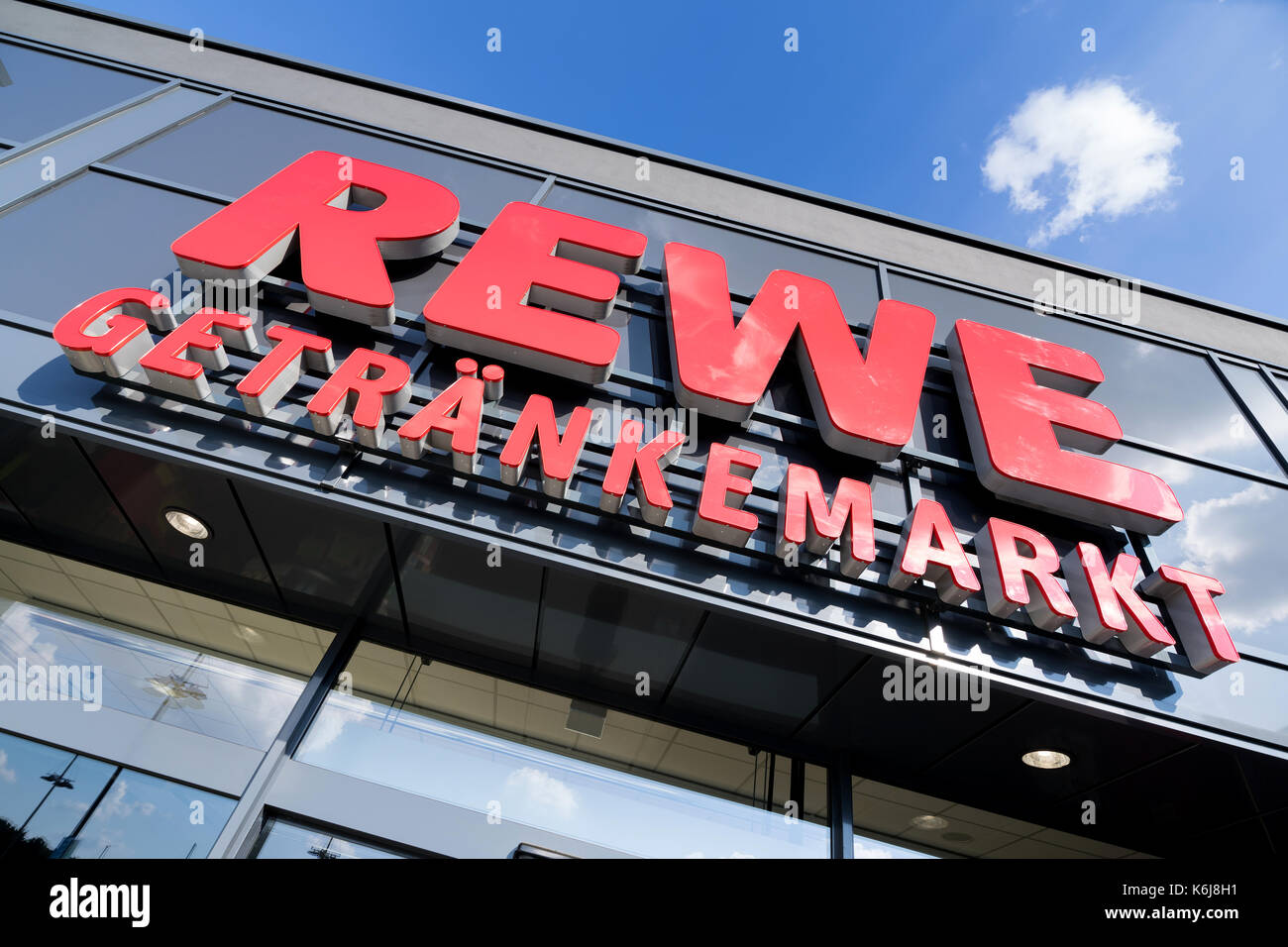 Segno a rewe bevanda store. rewe è una grande catena di supermercati in Germania e in parte della colonia-basato gruppo Rewe. Foto Stock