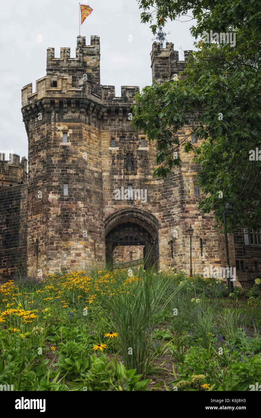 L antico rivellino difensivo e portcullis, attribuita a Giovanni di Gaunt, di Lancaster Castle nel lancashire città di Lancaster, England, Regno Unito Foto Stock