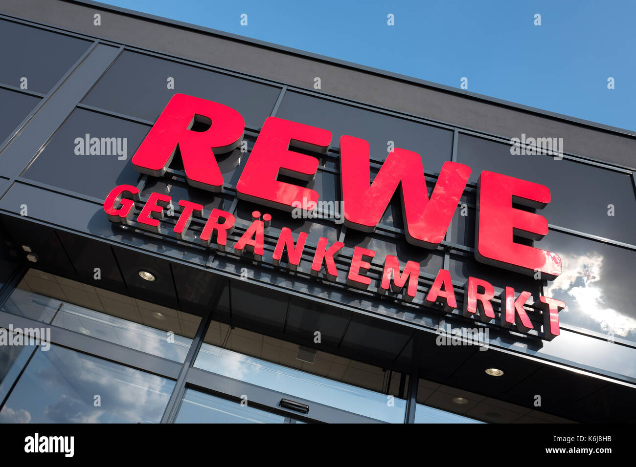 Segno a rewe bevanda store. rewe è una grande catena di supermercati in Germania e in parte della colonia-basato gruppo Rewe. Foto Stock