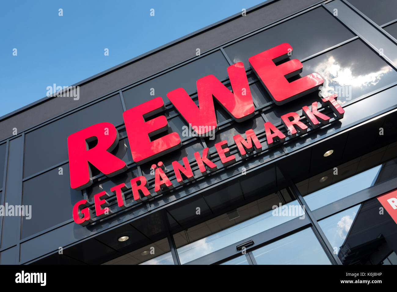 Segno a rewe bevanda store. rewe è una grande catena di supermercati in Germania e in parte della colonia-basato gruppo Rewe. Foto Stock