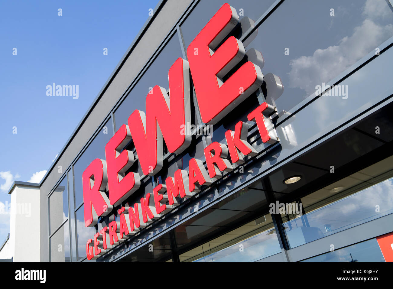 Segno a rewe bevanda store. rewe è una grande catena di supermercati in Germania e in parte della colonia-basato gruppo Rewe. Foto Stock