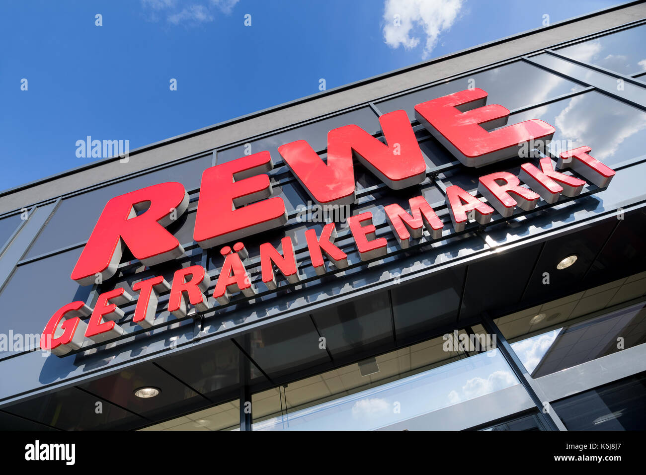 Segno a rewe bevanda store. rewe è una grande catena di supermercati in Germania e in parte della colonia-basato gruppo Rewe. Foto Stock