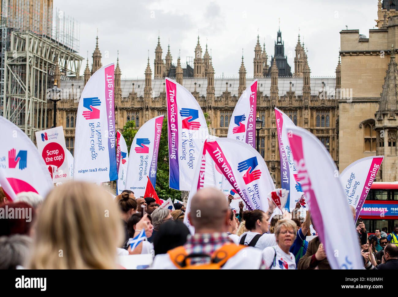 I rottami il cappuccio protesta - migliaia di infermieri si riuniranno presso la piazza del Parlamento, Londra, alla campagna contro il governo il 1% le retribuzioni del settore pubblico cap. Foto Stock