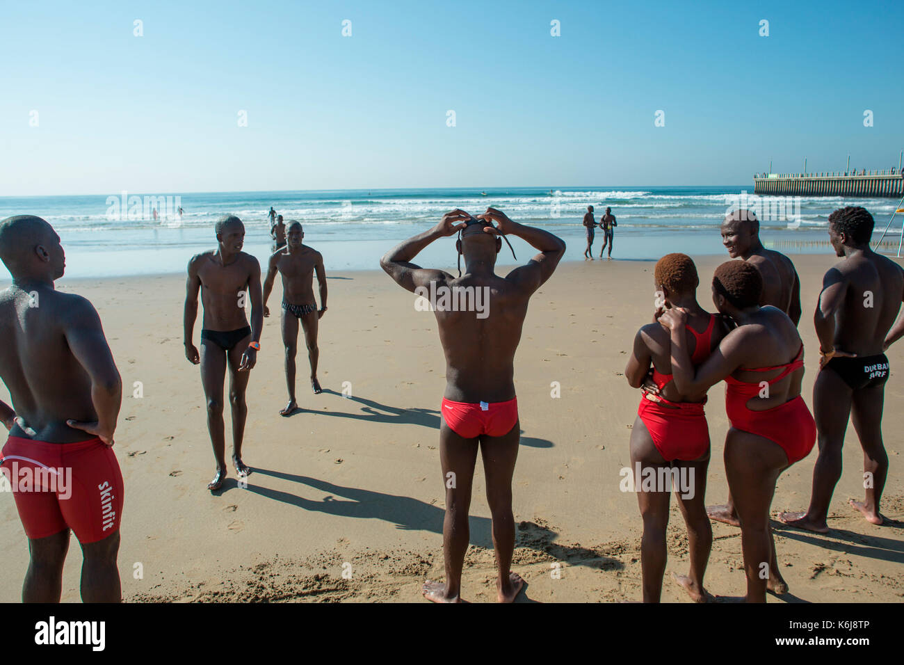 Bagnini di appoggio durante l'esecuzione di esercizi di allenamento nelle vicinanze del Promenade sul golden mile, Durban, Sud Africa Foto Stock