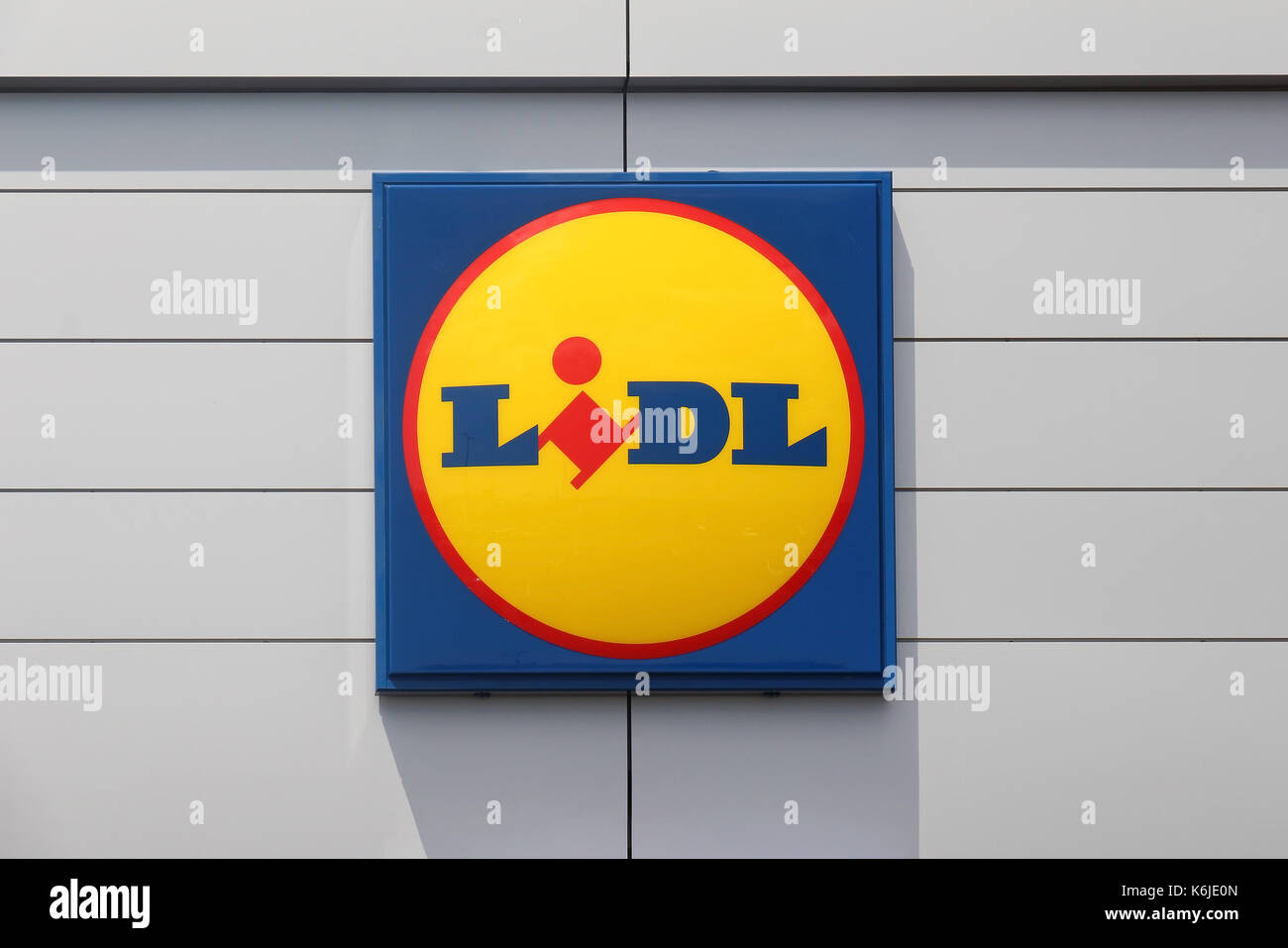 Vienna, Austria - 10 luglio 2015: grande logo lidl segno sulla facciata del supermercato Lidl. è un tedesco globale sconto catena di supermercati che opera in ov Foto Stock