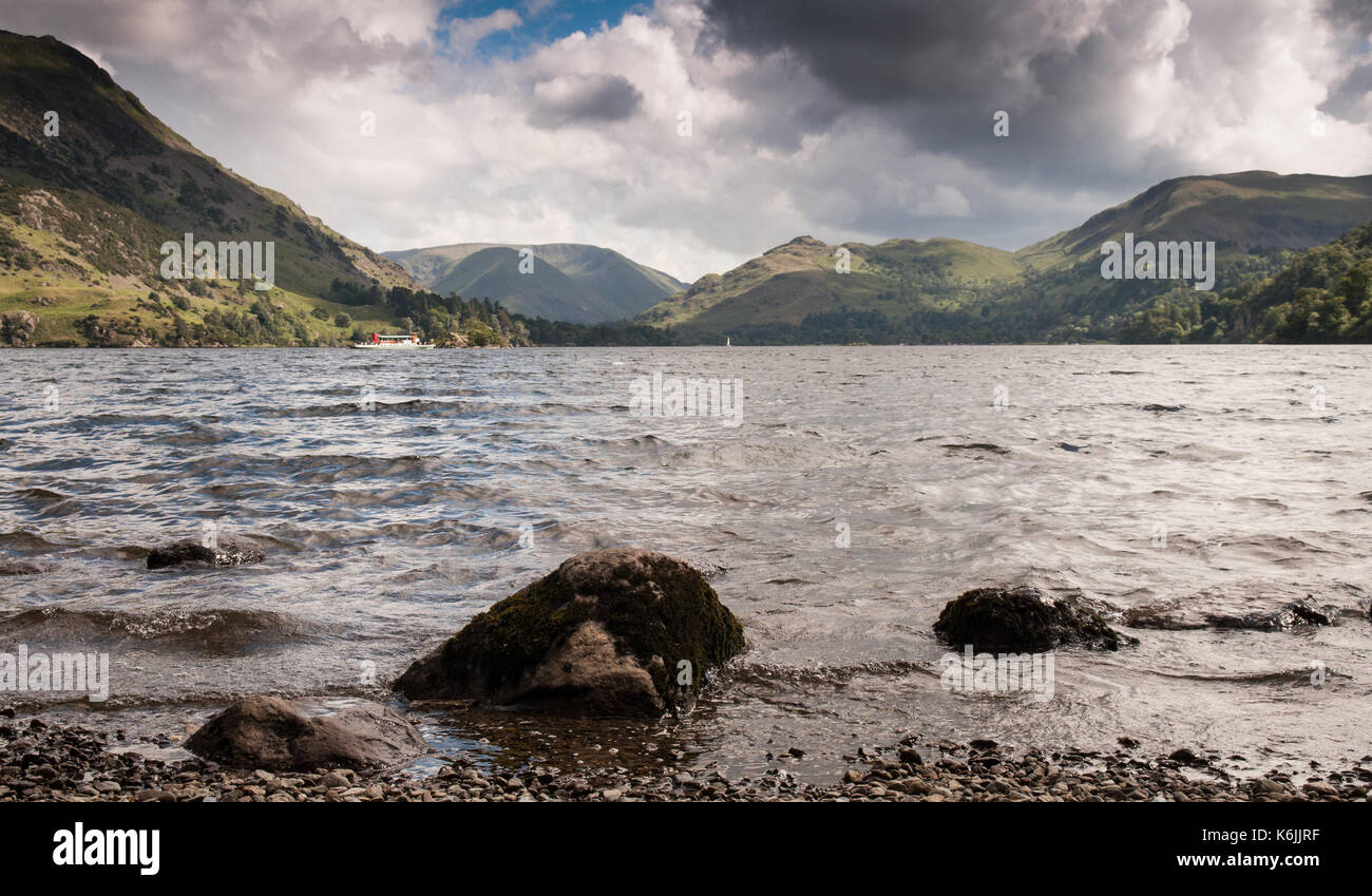 Montagne luogo dalle sponde del lago ullswater, nel paesaggio glaciale di Inghilterra del parco nazionale del distretto dei laghi. Foto Stock