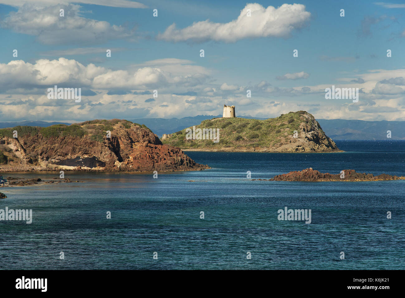 Isola di macario (isola di San Macario) al largo della costa meridionale della Sardegna supporta il san macario torre costruita dagli spagnoli nel 1595. Foto Stock