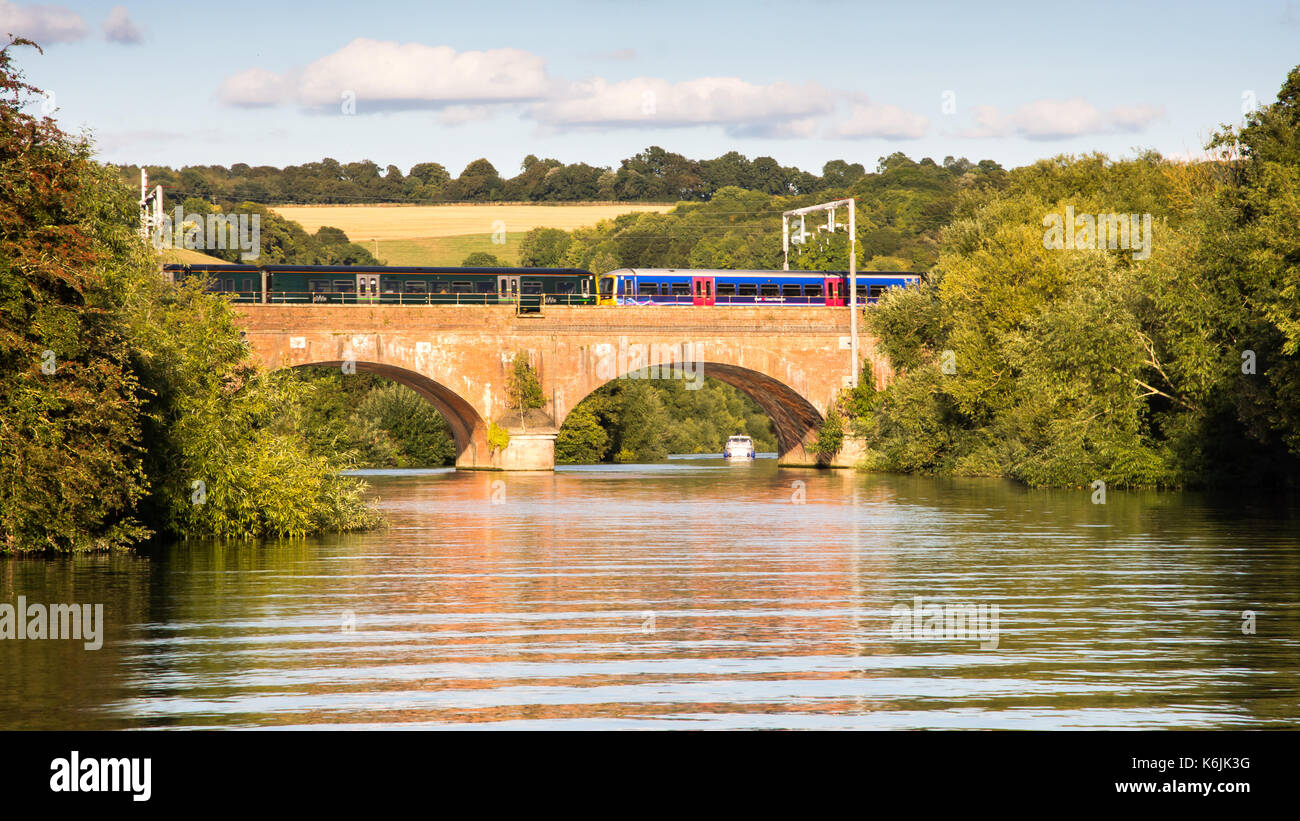 Reading, in Inghilterra, Regno Unito - 29 agosto 2016: thames turbo diesel a unità multiple di attraversare il fiume Tamigi a goring in berkshire, sotto una nuova elettrificazione Foto Stock