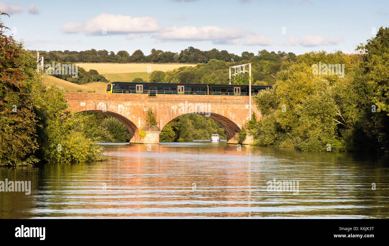 Reading, in Inghilterra, Regno Unito - 29 agosto 2016: thames turbo diesel a unità multiple di attraversare il fiume Tamigi a goring in berkshire, sotto una nuova elettrificazione Foto Stock