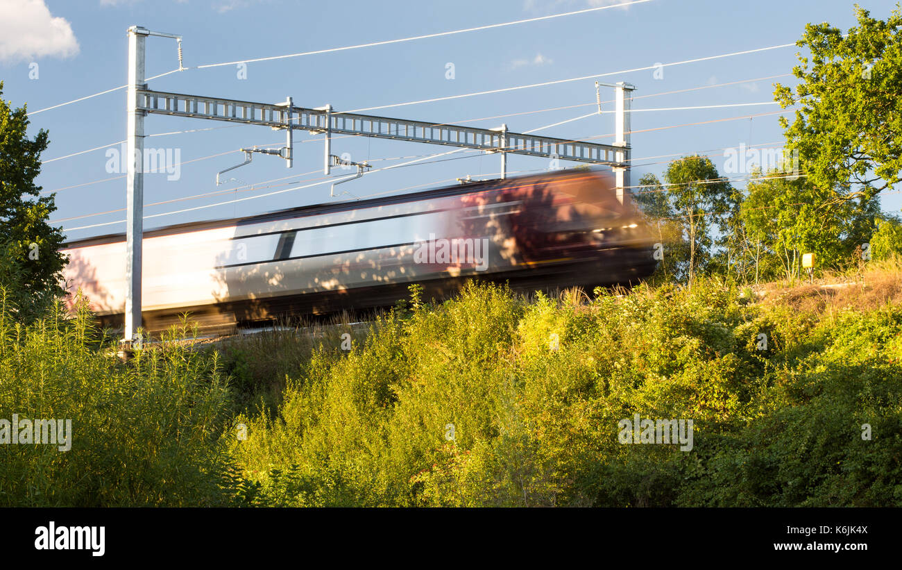 Reading, in Inghilterra, Regno Unito - 29 agosto 2016: un crosscountry treno voyager a goring in berkshire, sotto le nuove apparecchiature di elettrificazione. Foto Stock