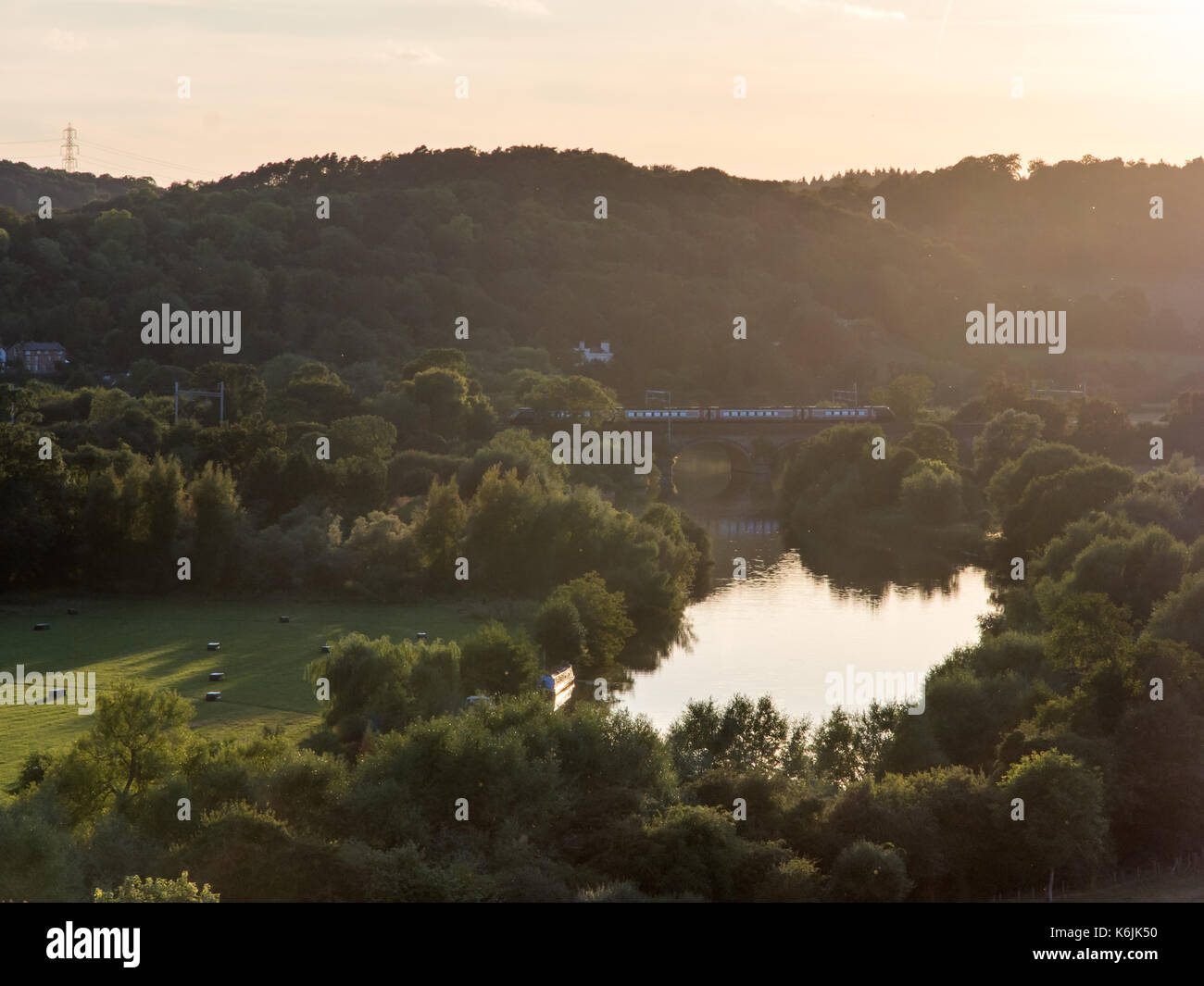 Reading, in Inghilterra, Regno Unito - 29 agosto 2016: una classe di crosscountry 220 voyager treno attraversa il fiume Tamigi su The Goring il viadotto in Chiltern Hills abbiamo Foto Stock