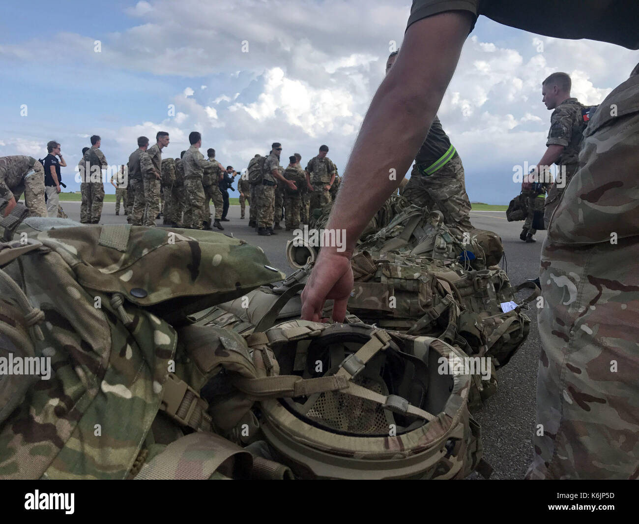 Royal Marines da 40 commando caricare il loro kit su un raf a400m aeromobile in barbados come si prepara a volare a territori britannici devastata dall'uragano irma. Foto Stock