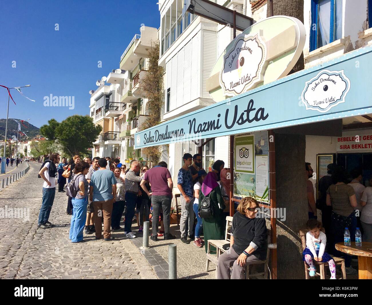 Foça, Turchia - 29 aprile 2017 : il negozio è appartiene alla famosa gummy gelato nazmi produttore usta.persone sempre in attesa in coda davanti al suo s Foto Stock
