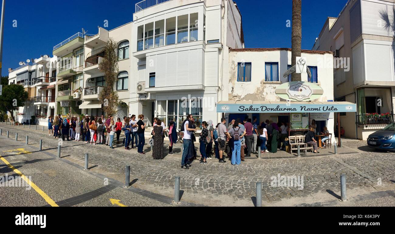 Foça, Turchia - 29 aprile 2017 : il negozio è appartiene alla famosa gummy gelato nazmi produttore usta.persone sempre in attesa in coda davanti al suo s Foto Stock