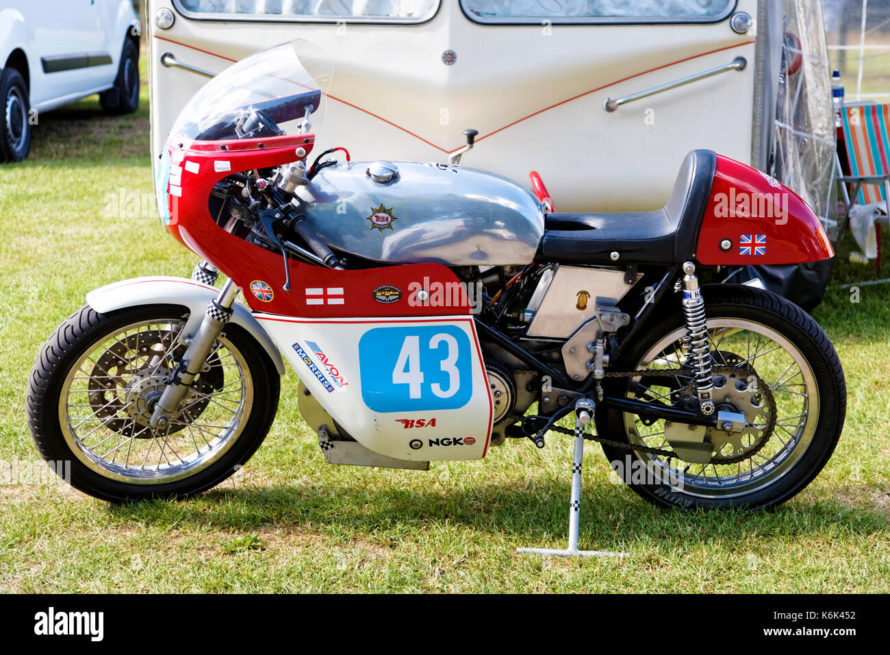 Un 1959 bsa goldstar 350 classic Moto Racing alla 2017 Grand National Motorcycle incontro, Castle Combe circuito, Wiltshire, Regno Unito. Foto Stock