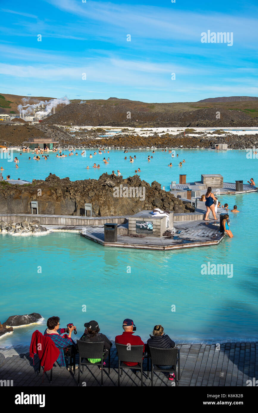 Turisti nel bagno termale blue lagoon, Islanda Foto Stock