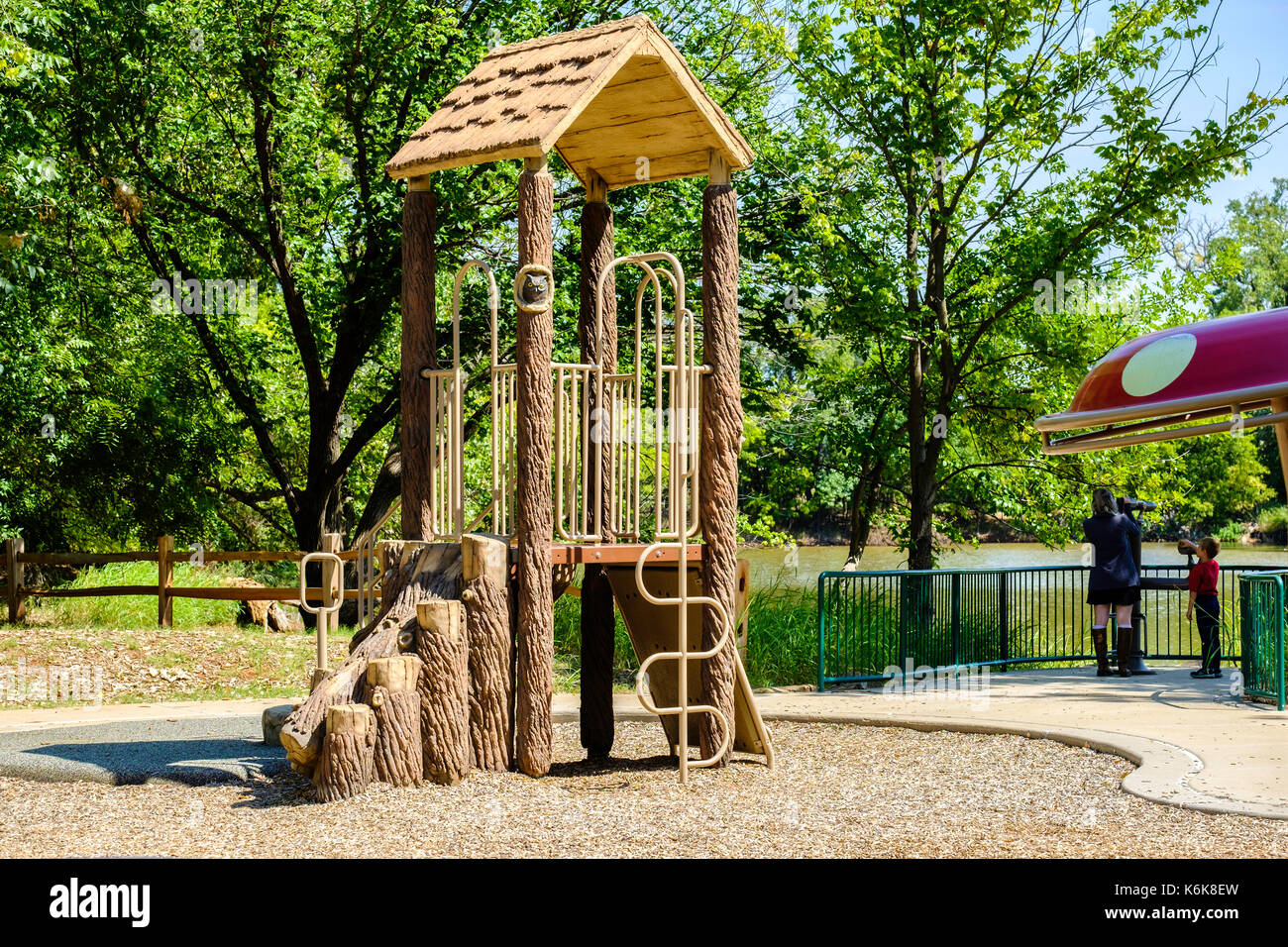 Una struttura di arrampicata nell'area bambini di Martin natura parco nella città di Oklahoma, Oklahoma, Stati Uniti d'America. Due persone. Foto Stock