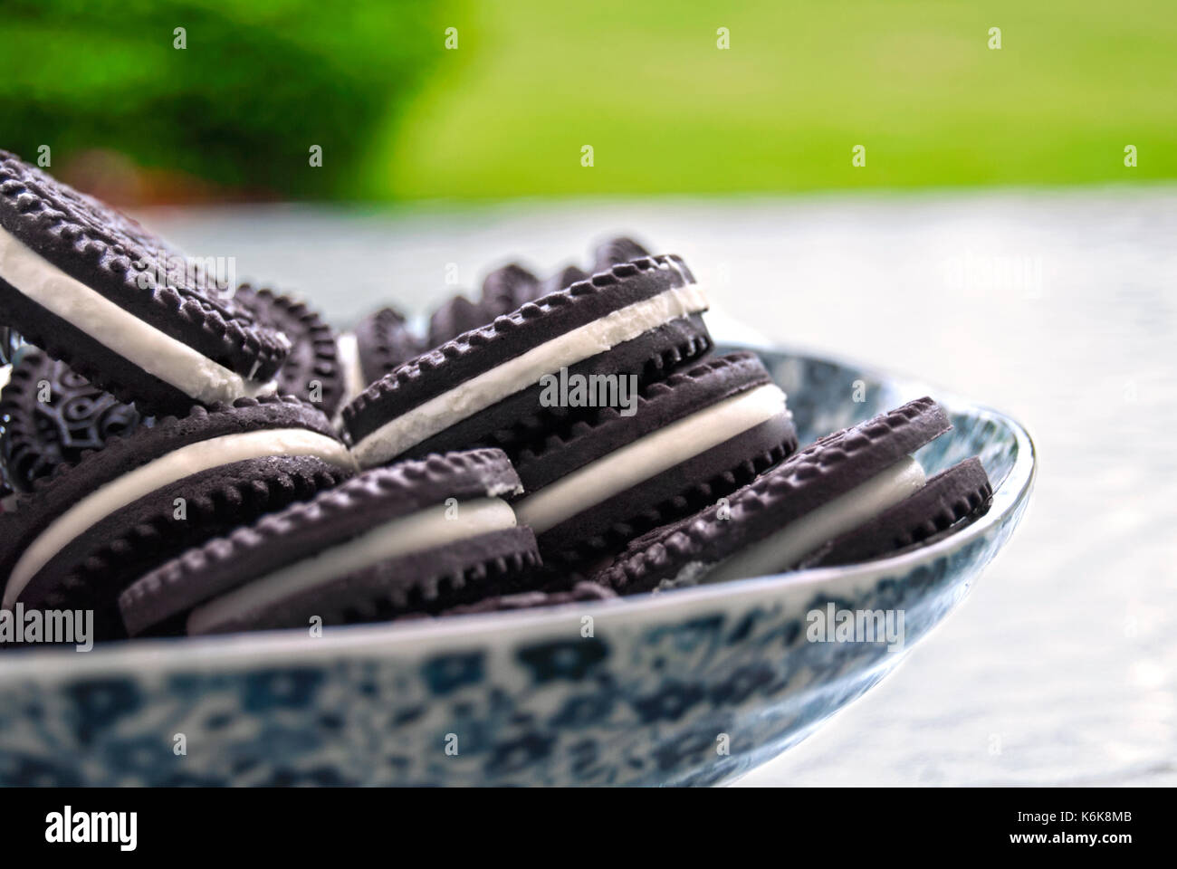 Oreo cookie in una ciotola Foto Stock