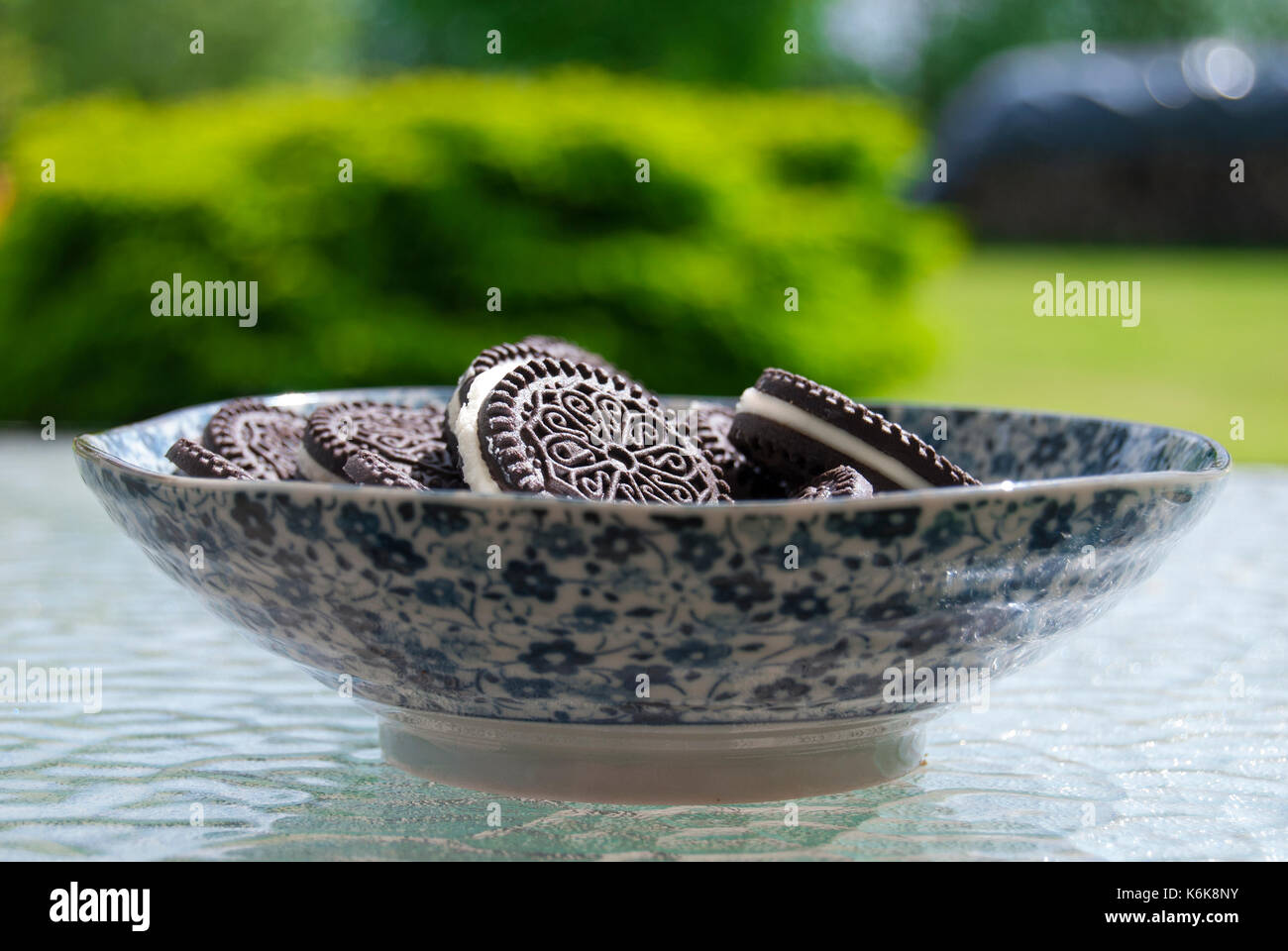 Oreo cookie in una ciotola Foto Stock