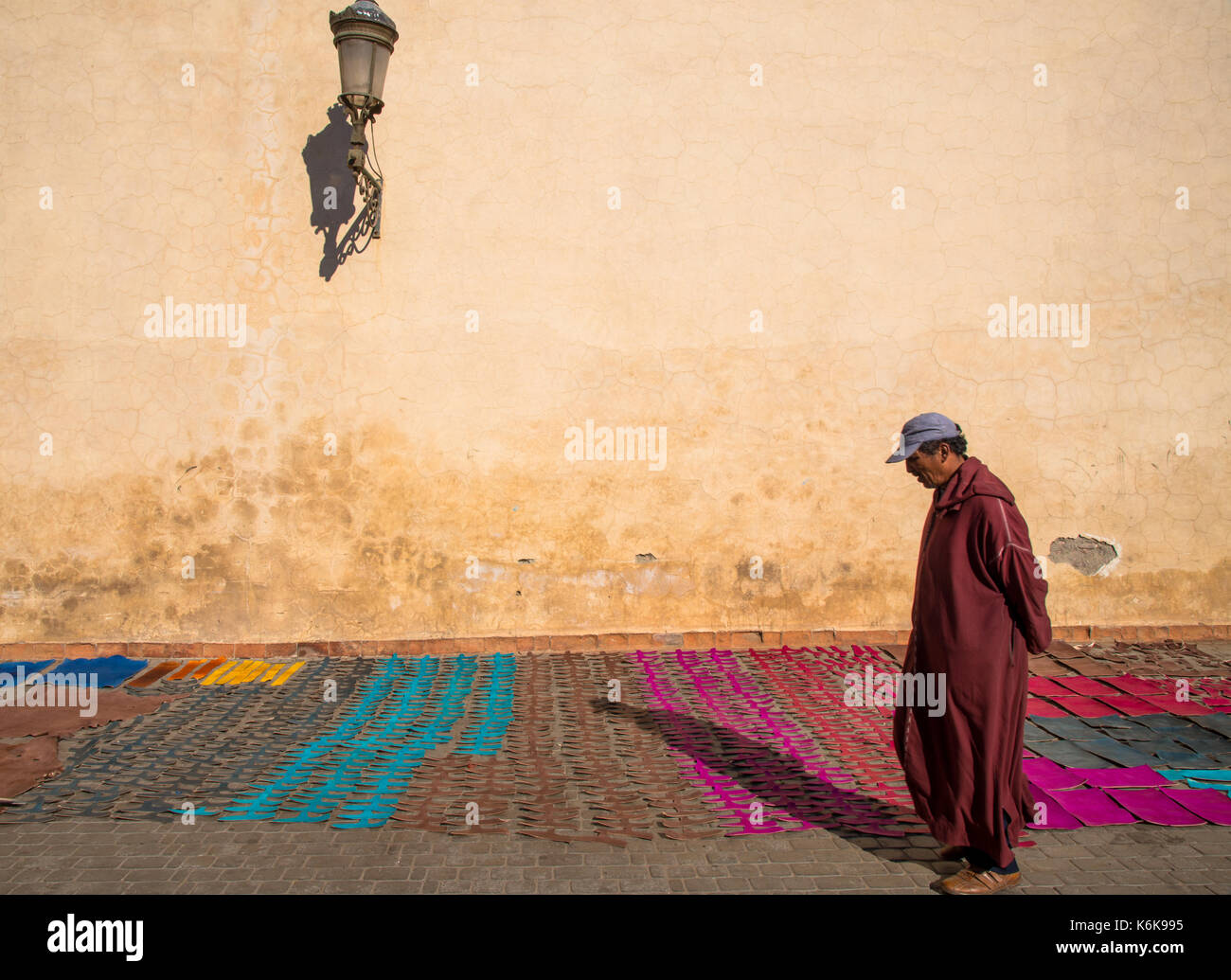 Essiccazione pelli colorate a street a Marrakech Maroc Foto Stock