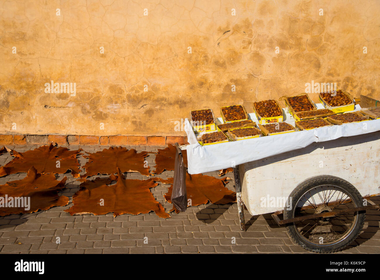 Pelli di essiccazione e carrello con frutta secca a Marrakech Maroc Foto Stock