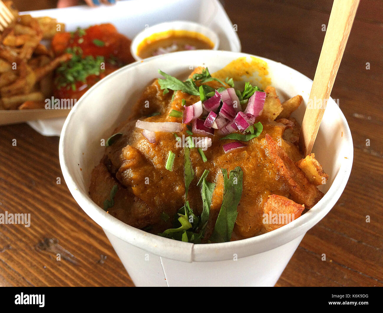 Le delizie indiane La cucina di strada con la cipolla rossa e prezzemolo Foto Stock