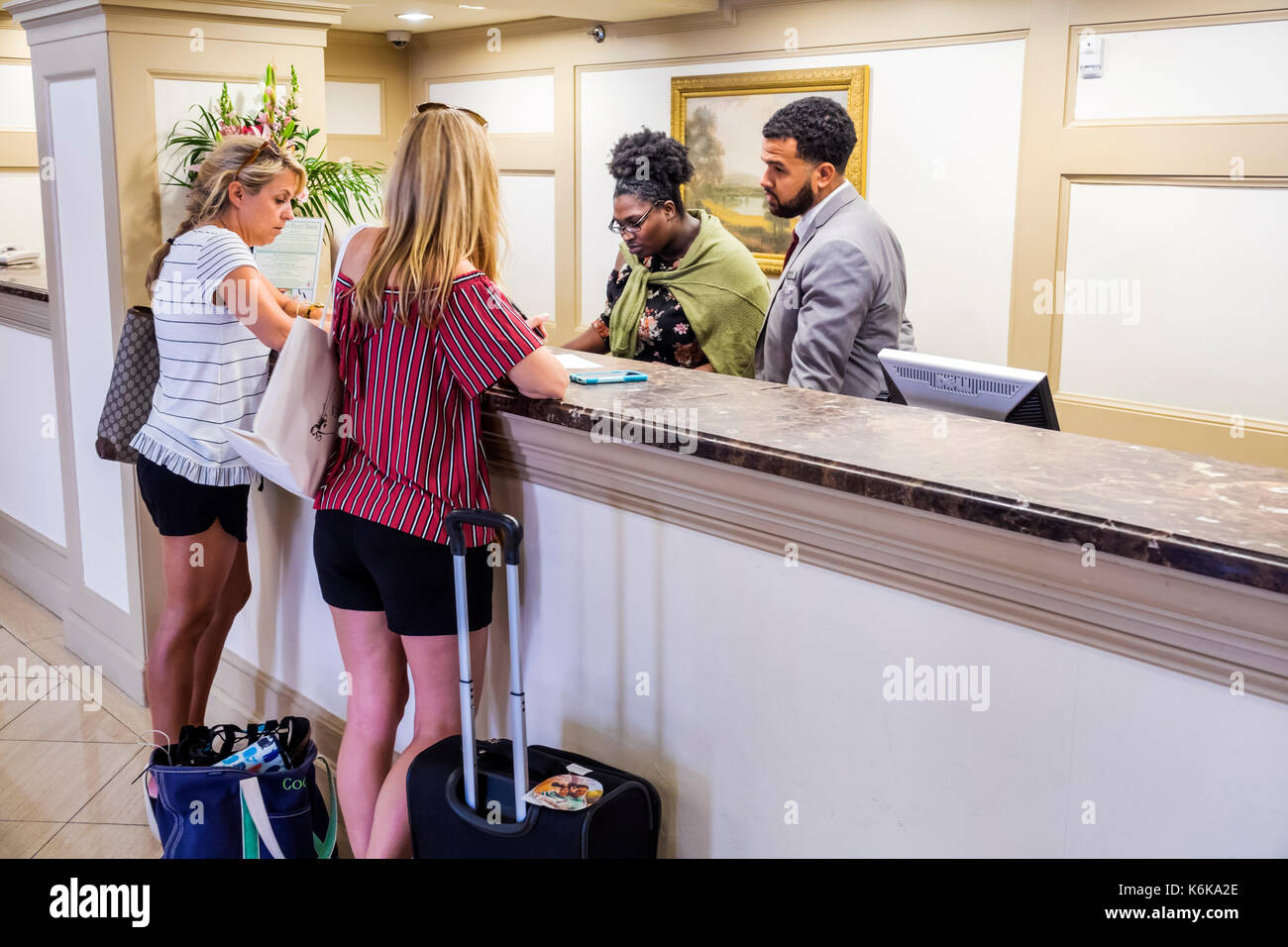 Charleston South Carolina, centro storico, Francis Marion Hotel, check-in reception prenotazione registro prenotazioni, check-in, ospite, impiegato, Foto Stock