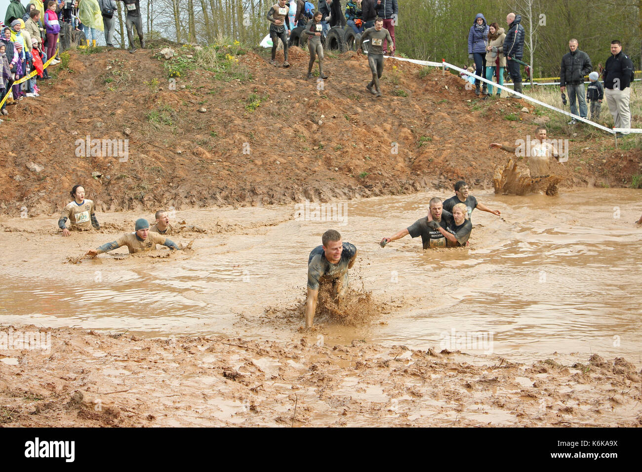 Cinevilla, Lettonia - 4 maggio 2014: i partecipanti della gara solida 2014. La forte race" è la sola massa estrema gara endurance negli Stati del Baltico Foto Stock