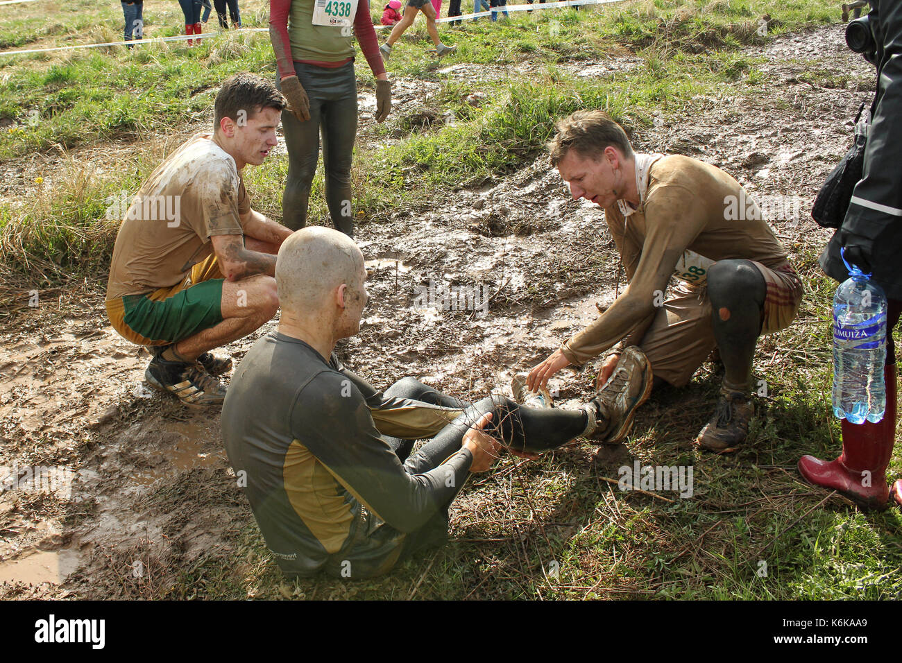 Cinevilla, Lettonia - 4 maggio 2014: i partecipanti della gara solida 2014 - infortunio al ginocchio, il lavoro di squadra Foto Stock