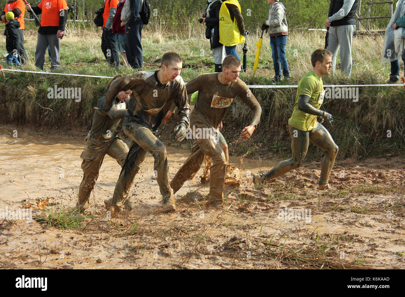 Cinevilla, Lettonia - 4 maggio 2014: i partecipanti della gara solida 2014. La forte race" è la sola massa estrema gara endurance negli Stati del Baltico Foto Stock