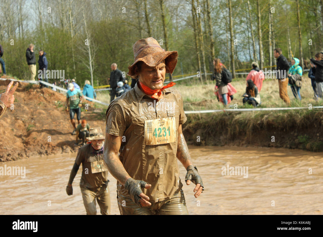 Cinevilla, Lettonia - 4 maggio 2014: i partecipanti della gara solida 2014. La forte race" è la sola massa estrema gara endurance negli Stati del Baltico Foto Stock