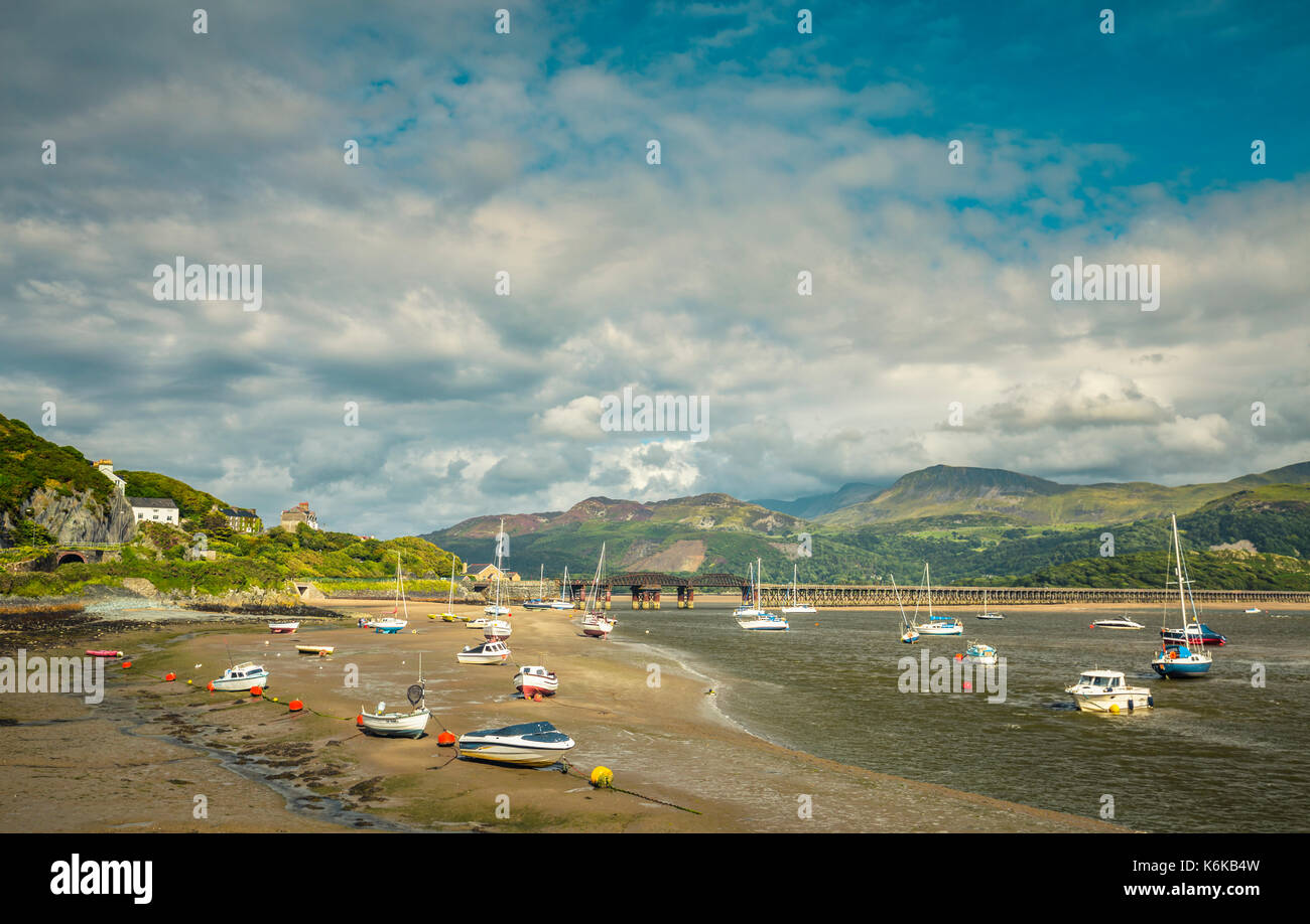 Blaenau Ffestiniog imbarcazioni del porto con il ponte ferroviario e le montagne sullo sfondo Foto Stock