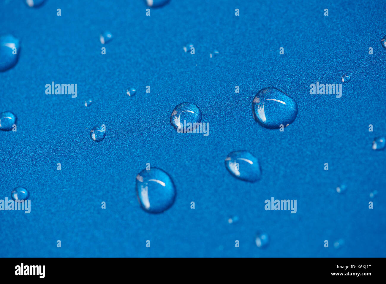 Close-up di goccioline di acqua sulla superficie metallica sullo sfondo Foto Stock