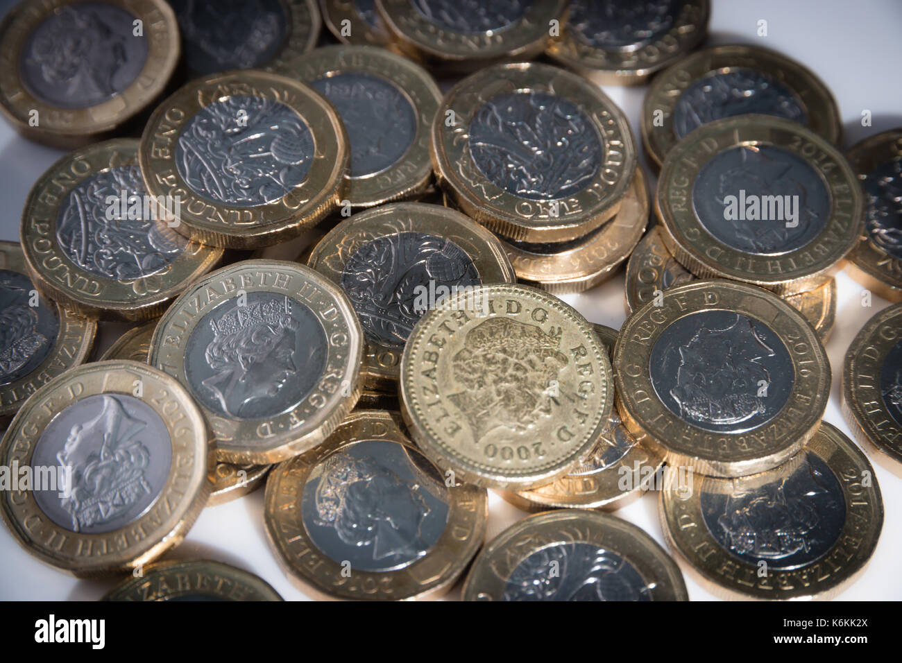 Uno stile vecchio pound coin in mezzo a un mucchio di nuove 2017 libbra di monete Foto Stock