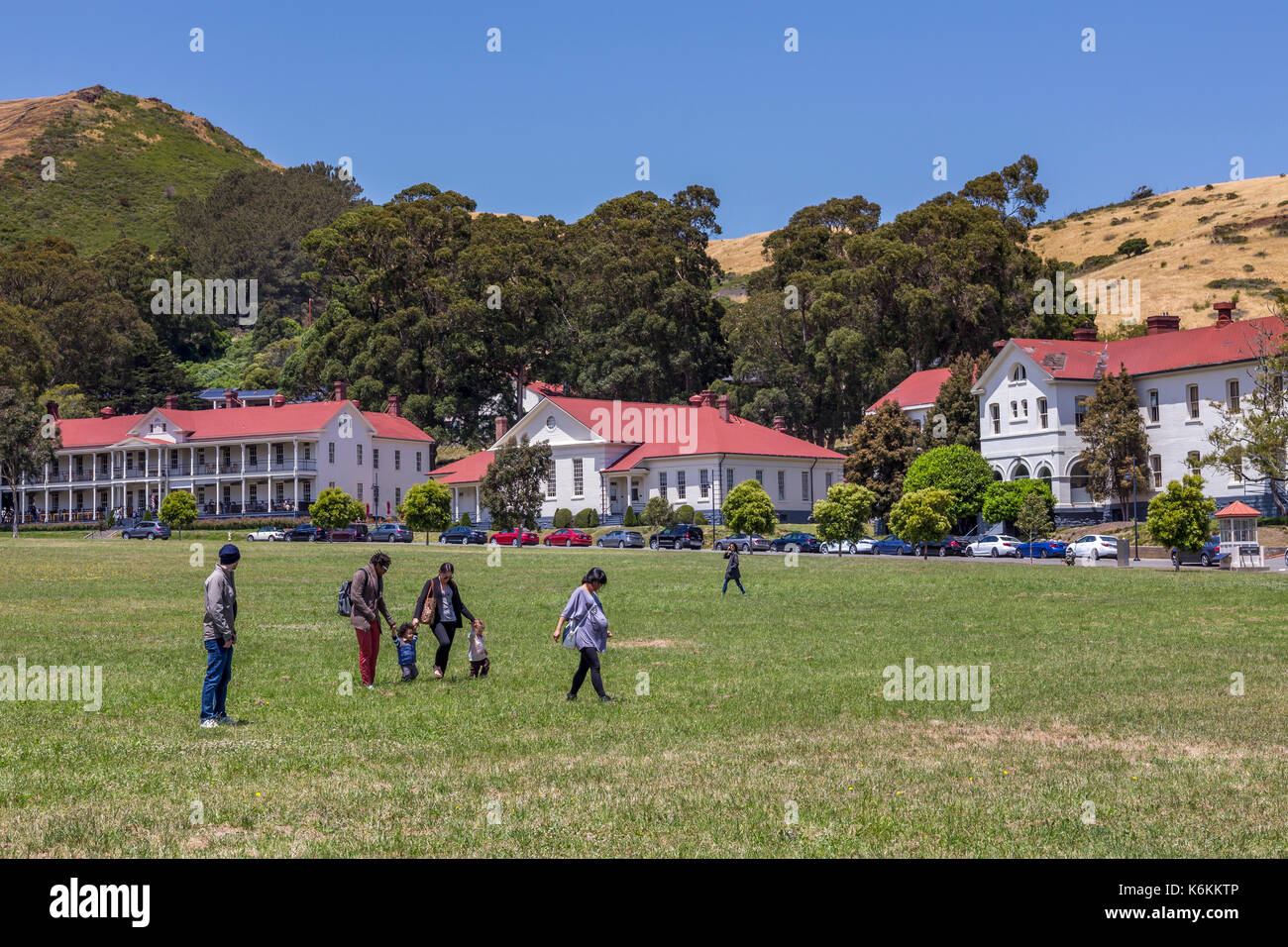 Persone, famiglie, turisti, visitando, cavallo punto lodge, il lodge al Golden Gate, fort baker, città di Sausalito, Marin County, California Foto Stock