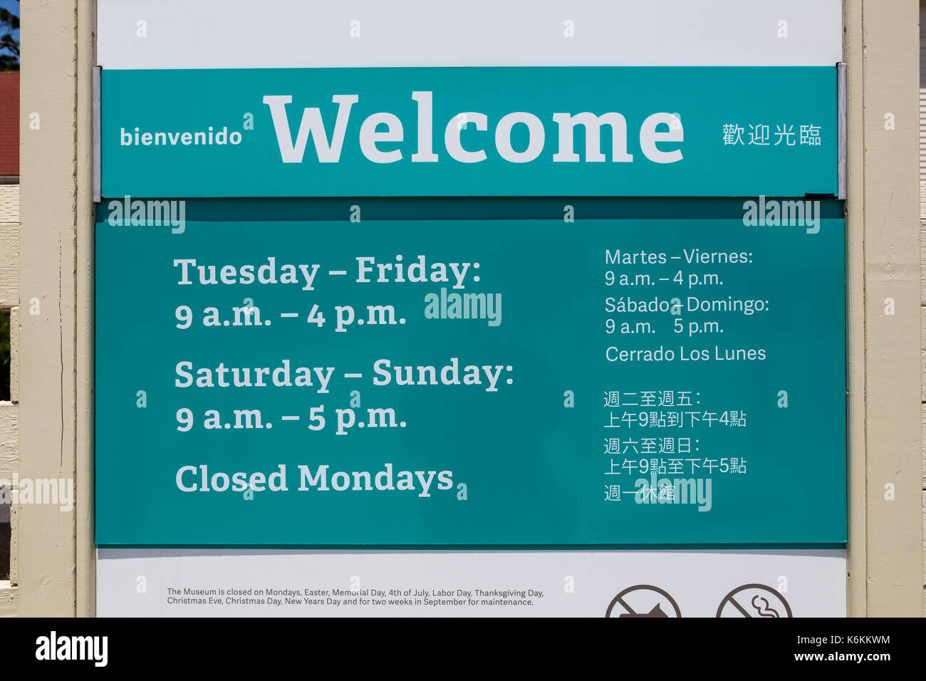 Segno di benvenuto, inglese e cinese e spagnolo segno trilingue, bay area discovery museum, fort baker, sausalito, Marin County, California Foto Stock