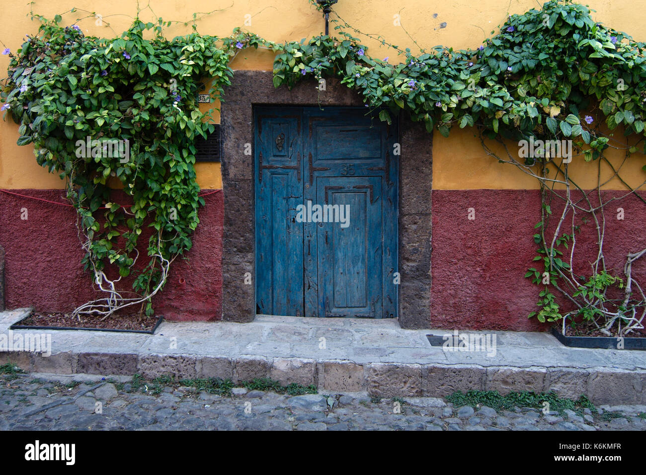 San Miguel de Allende, Guanajuato, Messico - 2013: Una porta nello stile tipico della città. Foto Stock